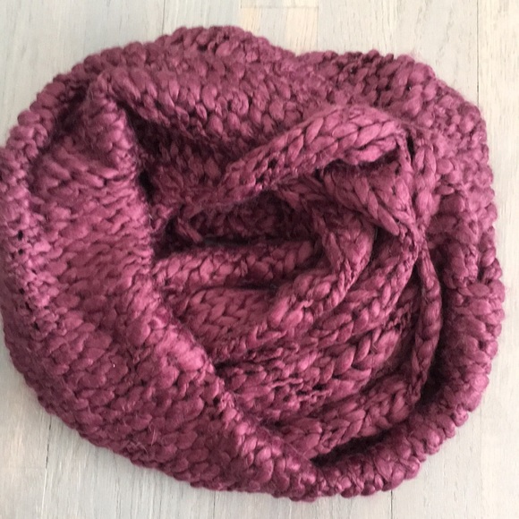 NWT H&M Burgundy Nubby Yarn Infinity Knit Snood Scarf, 24" x 15" ♥️ - Picture 7 of 12